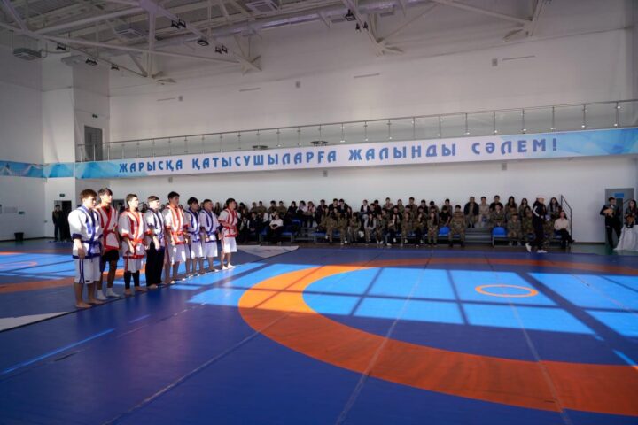 40 подростков вышли на ковёр казахской борьбы в Астане