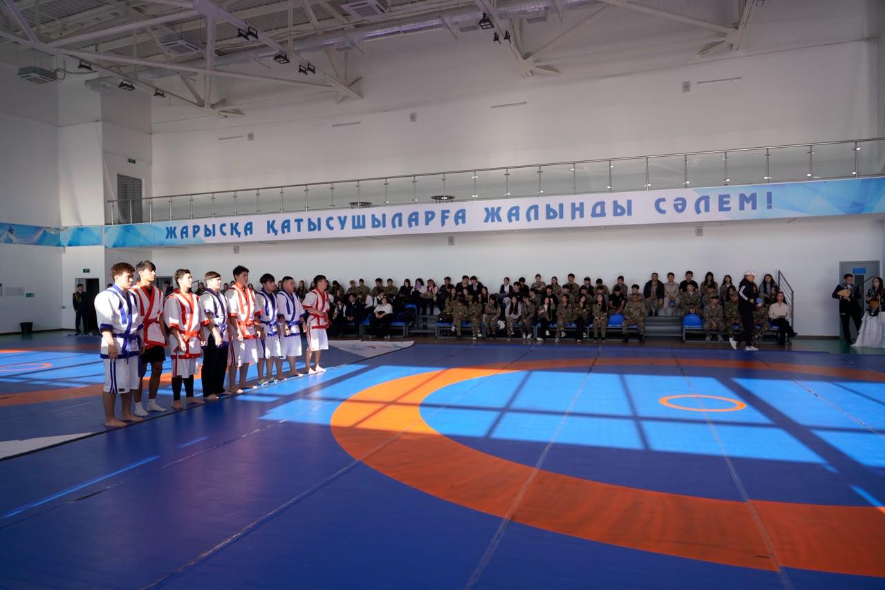 Подростки борются на ковре во время турнира по казахской борьбе в Астане