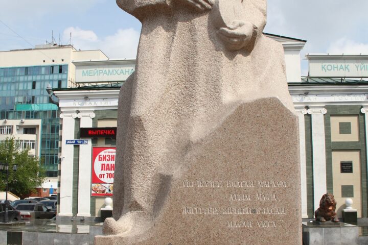 Памятник Жаяу Мусе Байжанулы — Астана