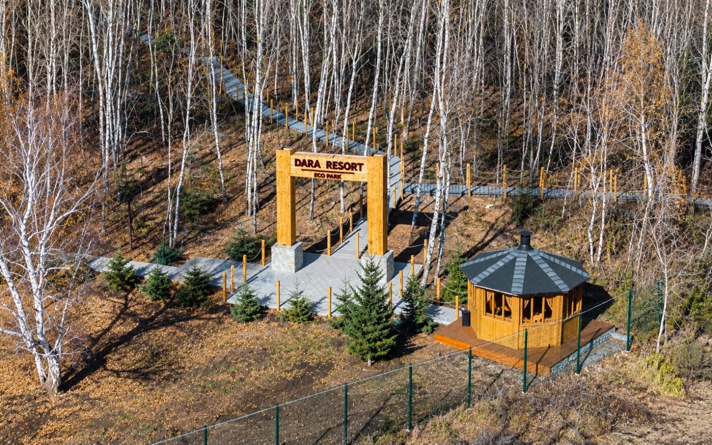 Пешеходная дорожка и зона отдыха в новом экопарке Dara Resort в селе Аккаин Целиноградского района