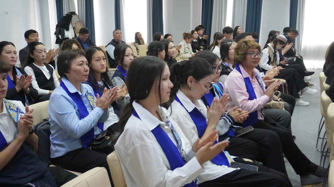Школьники представляют творческие работы на конкурсе Государственного архива Астаны