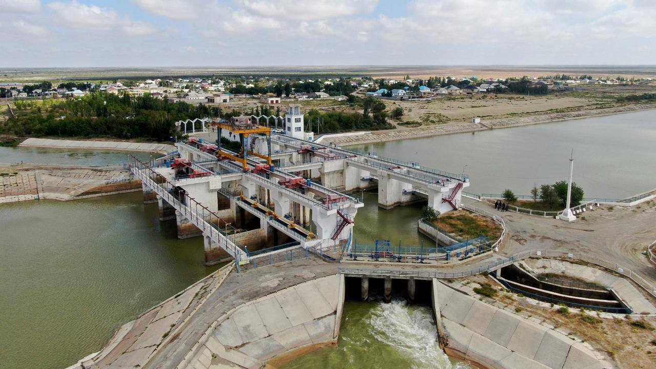Плотина водохранилища, обследование гидротехнического сооружения в Казахстане