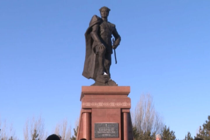 Памятник Бауыржану Момышулы — Астана