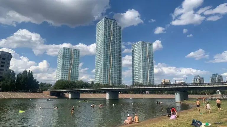 Центральный городской пляж — отдыхающие на песке у Есиля