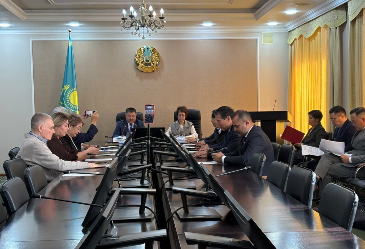 Депутаты в зале заседаний Акмолинского областного маслихата в Кокшетау