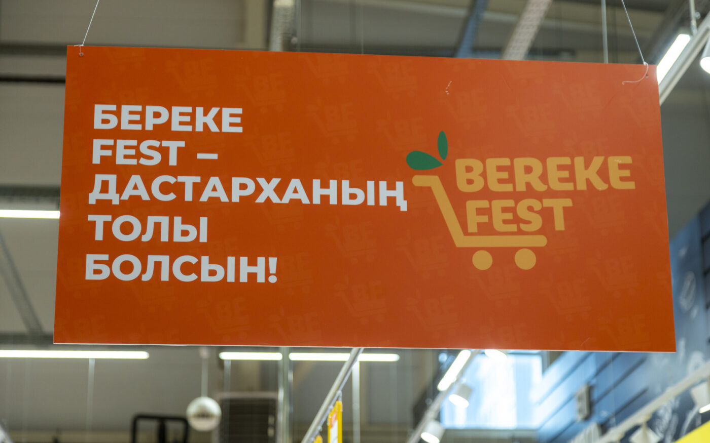 Покупатели у витрин торгового центра со скидочными ценниками