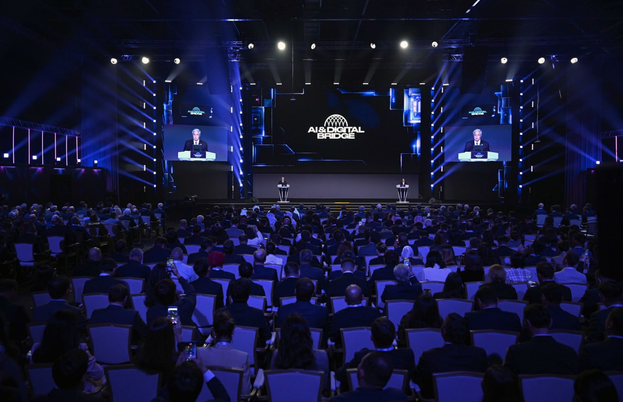 Касым-Жомарт Токаев осматривает выставку проектов на форуме AI & Digital Bridge 2026 в Астане