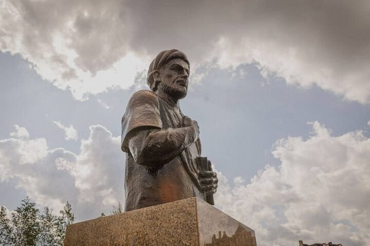 Памятник Абу Али ибн Сине — Астана