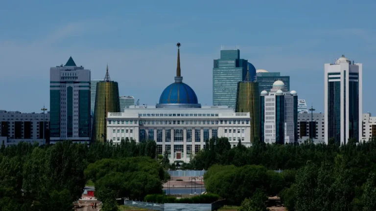 Набережная реки Есиль — летняя панорама левого берега