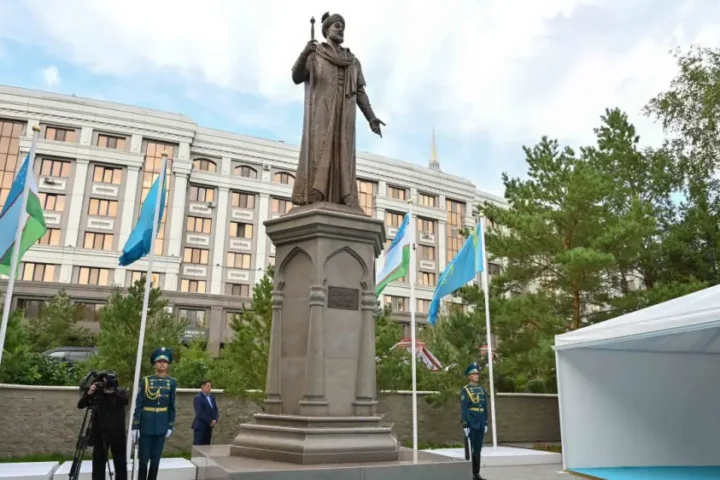 Памятник Алишеру Навои — Астана