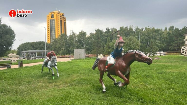Парк имени Ататюрка — инсталляция на аллее