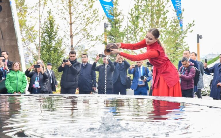 Парк мира и согласия — стена «Гармония религий»