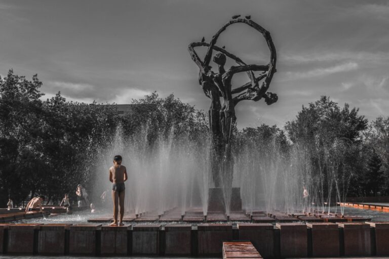 Театральный бульвар — монумент «Дружба народов»